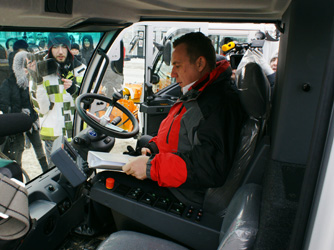 Глава Саратова опробовал в работе новые машины для уборки тротуаров